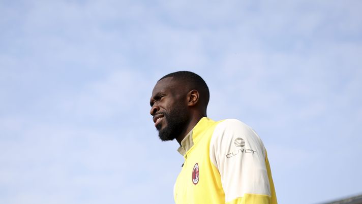 CAIRATE, ITALY - OCTOBER 14: Fikayo Tomori of AC Milan looks on during an AC Milan Training Session at Milanello on October 14, 2025 in Cairate, Italy. (Photo by Giuseppe Cottini/AC Milan via Getty Images) Milan, Tomori: “Fiorentina? Siamo contenti, abbiamo giocato bene. L’ambiente è positivo” - immagine 1
