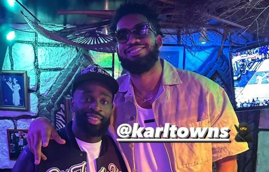 FOTO – Ikonè non risponde al telefono, ma nel frattempo incontra una stella Nba FOTO – Ikonè non risponde al telefono, ma nel frattempo incontra una stella Nba - immagine 1