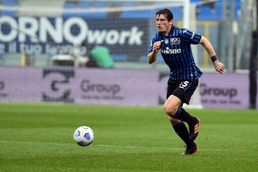 BERGAMO, ITALY - APRIL 18: Marten de Roon of Atalanta BC in action during the Serie A match between Atalanta BC and Juventus at Gewiss Stadium on April 18, 2021 in Bergamo, Italy. Sporting stadiums around Italy remain under strict restrictions due to the Coronavirus Pandemic as Government social distancing laws prohibit fans inside venues resulting in games being played behind closed doors. (Photo by Pier Marco Tacca/Getty Images) Atalanta, dubbi a centrocampo: Gasperini dovrà scegliere il sostituto di Freuler - immagine 1