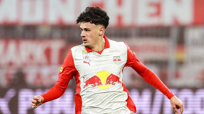 Kerim Alajbegović, attaccante Bayer Leverkusen qui con la maglia del Salisburgo, interessa al Milan per il calciomercato estivo 2026 | AC Milan News (Credits foto: Getty Images) Kerim Alajbegović, attaccante Bayer Leverkusen qui con la maglia del Salisburgo, interessa al Milan per il calciomercato estivo 2026