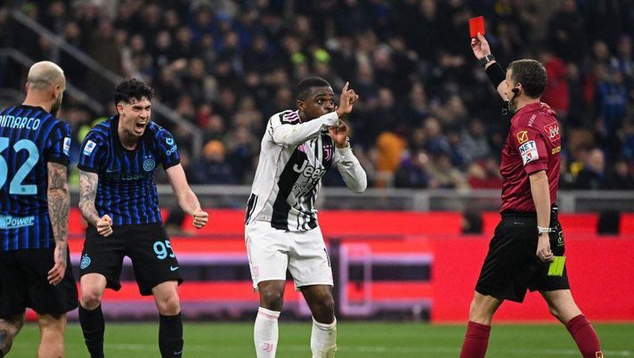 Inter-Juventus, voti pessimi per La Penna: “Il rosso era per Bastoni, non Kalulu” - immagine 1