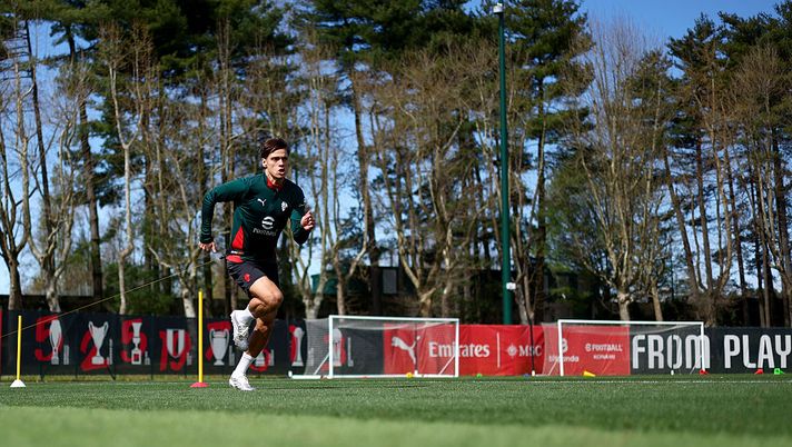 CAIRATE, ITALY - MARCH 26: Samuele Ricci of AC Milan in action during an AC Milan Training Session at Milanello on March 26, 2026 in Cairate, Italy. (Photo by Giuseppe Cottini/AC Milan via Getty Images) Milan, Ricci cresce con un maestro come Modric: ora punta a un finale di livello - immagine 1