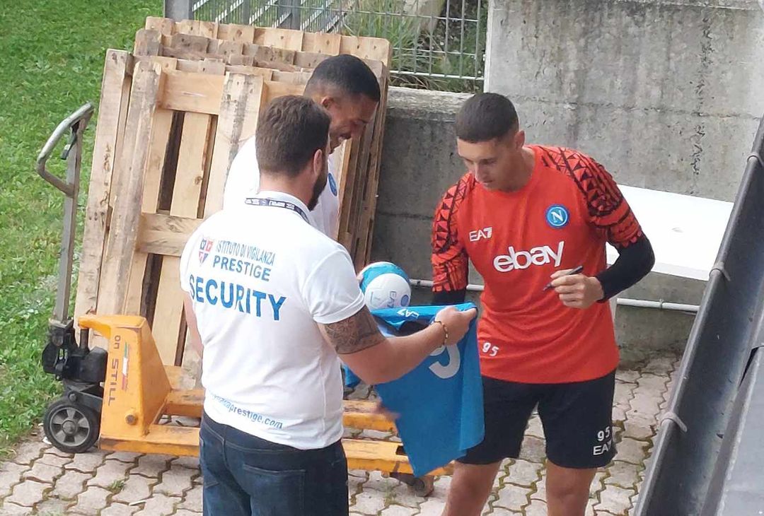 GALLERY Osimhen, Juan Jesus e Gollini fanno felici i tifosi dopo l’allenamento- immagine 1