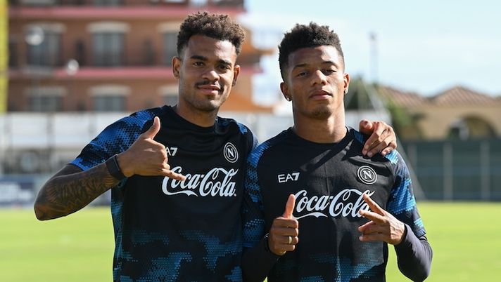 NAPLES, ITALY - SEPTEMBER 18: Cyril Ngonge (L) and David Neres of SSC Napoli attend the afternoon training at SSC Napoli Training Center in Castel Volturno on September 18, 2024 in Castel Volturno, Caserta, Italy. (Photo by SSC NAPOLI/SSC NAPOLI via Getty Images) NEWS – Neres, Ngonge, Meret, Scalvini, Zielinski, Marin, Lucca, Reijnders e novità Balotelli - immagine 1
