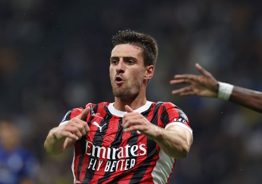 MILAN, ITALY - SEPTEMBER 22: Matteo Gabbia of AC Milan celebrates after scoring the goal during the Serie A match between Inter and Milan at Stadio Giuseppe Meazza on September 22, 2024 in Milan, Italy. (Photo by Claudio Villa/AC Milan via Getty Images) matteo-gabbia-gol-testa-inter-milan-derby-piazzato-sergio-ramos-monterrey-mondiale-per-club-serie-a