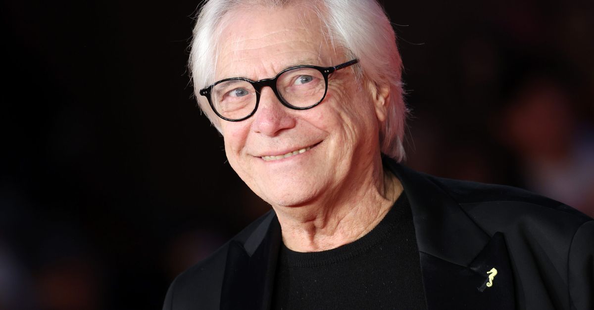 Napoli, Nino D’Angelo arreda casa con un busto di Diego Maradona