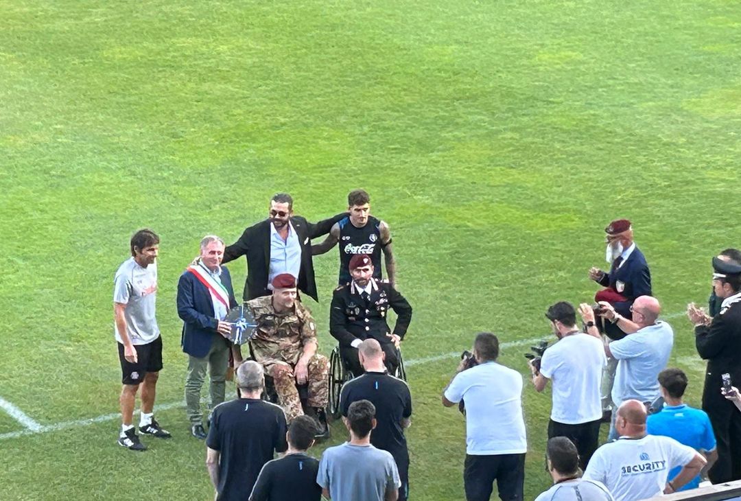 Riconoscimento a due colonnelli e maglietta regalata a conte: presenti anche Edo De Laurentiis e Di Lorenzo