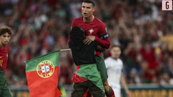Portogallo, un fan s’inchina a Cristiano Ronaldo | VIDEO