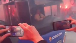 VIDEO / Che errore dei tifosi Barça: pensano sia il bus del Psg, prendono a sassate il loro