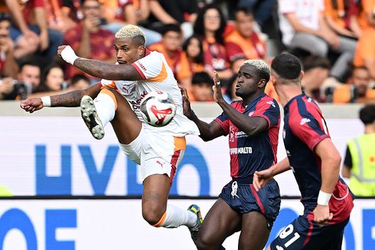 Il calciatore gabonese Mario Lemina del Galatasaray (sinistra) affronta il calciatore angolano Zito Luvumbo del Cagliari (seconda a sinistra) durante un'amichevole pre-campionato alla Raiffeisen Arena di Linz Galatasaray-Cagliari: tutti i precedenti fra squadre italiane e turche- immagine 2