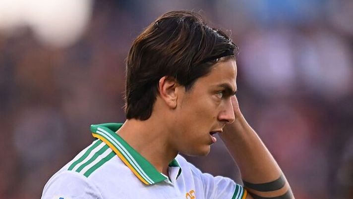 SASSUOLO, ITALY - OCTOBER 26: Paulo Dybala of AS Roma during the Serie A match between US Sassuolo Calcio and AS Roma at Mapei Stadium Citta del Tricolore on October 26, 2025 in Sassuolo, Italy. (Photo by Alessandro Sabattini/Getty Images) Roma, Dybala torna in gruppo e si candida dal 1′. Il vero dubbio riguarda El Aynaoui - immagine 1
