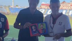 FOTO – Il Cagliari ricorda Davide Astori: l’omaggio consegnato al dg Ferrari