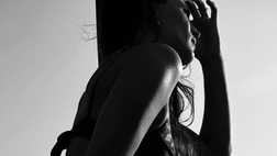 Carolina, sguardo all’orizzonte. La Marcialis incanta con il suo profilo sensuale
