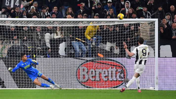 TURIN, ITALY - FEBRUARY 26: Dusan Vlahovic of Juventus misses the team's first penalty in the penalty shoot out during the Coppa Italia Quarter Final match between Juventus FC and Empoli FC at Allianz Stadium on February 26, 2025 in Turin, Italy. (Photo by Valerio Pennicino/Getty Images) Juve, Vlahovic primo rigorista in Coppa Italia: errore per lui e Yildiz - immagine 1