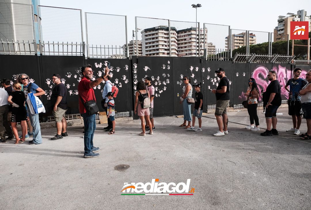 FOTO Palermo, le impronte rosa sul murales del ‘Renzo Barbera’ (Gallery) - immagine 54