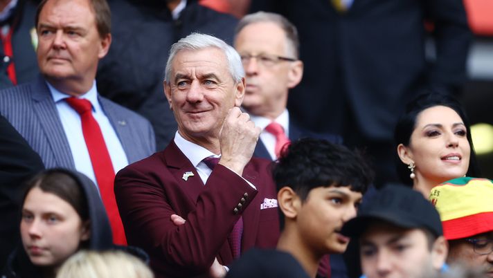 CARDIFF, WALES - JUNE 05: Ian Rush, former Wales and Liverpool player looks on prior to the FIFA World Cup Qualifier between Wales and Ukraine at Cardiff City Stadium on June 05, 2022 in Cardiff, Wales. (Photo by Michael Steele/Getty Images) Liverpool, l’ex leggenda Ian Rush sta meglio: 48 ore in terapia intensiva e grande paura - immagine 1