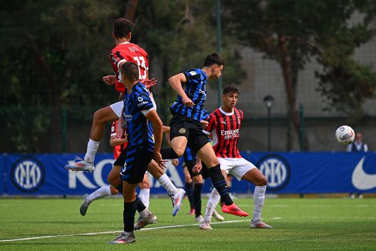 Azione di gioco nel derby Inter-Milan Primavera (Foto di Mattia Pistoia - Inter/Inter via Getty Images) Il primo derby di giornata al Milan: la Primavera rossonera batte 3-1 l’Inter- immagine 3