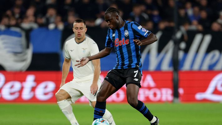 BERGAMO, ITALY - OCTOBER 19: Kamaldeen Sulemana of Atalanta BC is put under pressure by Adam Marusic of Lazio during the Serie A match between Atalanta BC and SS Lazio at Gewiss Stadium on October 19, 2025 in Bergamo, Italy. (Photo by Francesco Scaccianoce/Getty Images) Intrigo Sulemana: Napoli e Roma, condizioni diverse sul tavolo dell’Atalanta - immagine 1