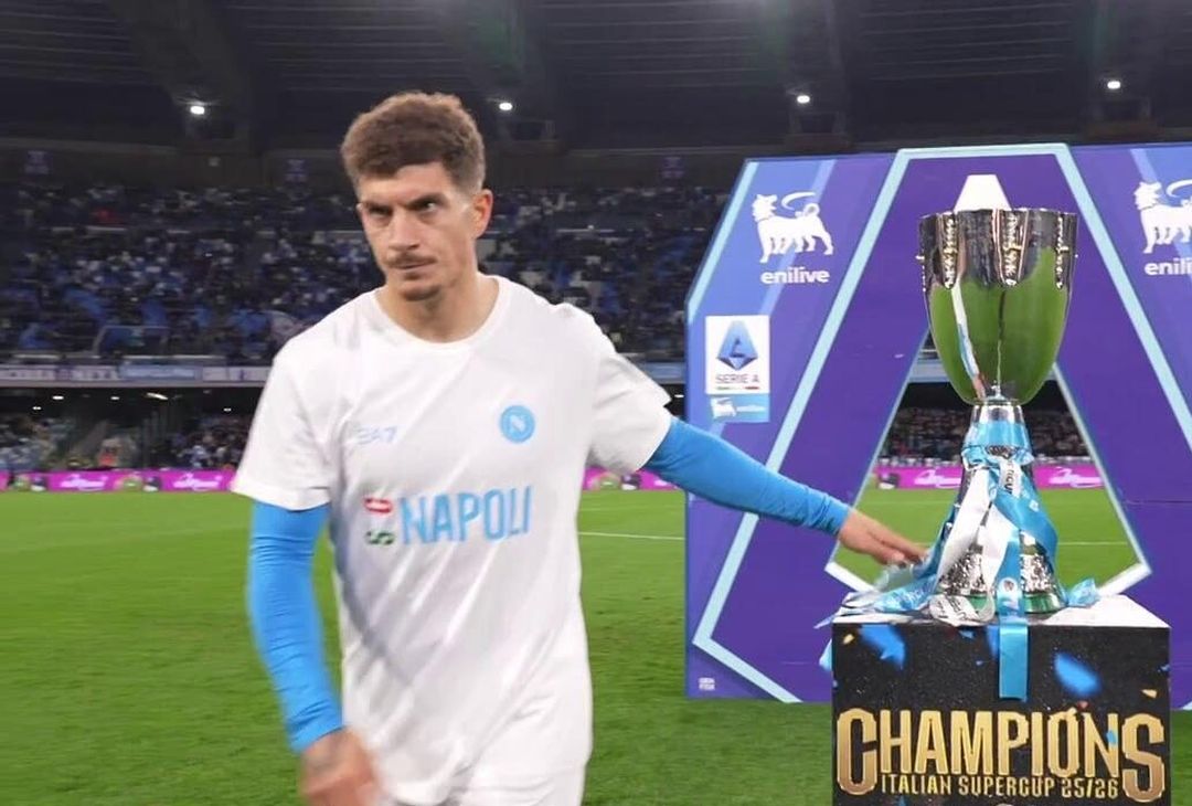 Capitan Di Lorenzo mostra la Supercoppa ai tifosi azzurri al Maradona GALLERY - immagine 5