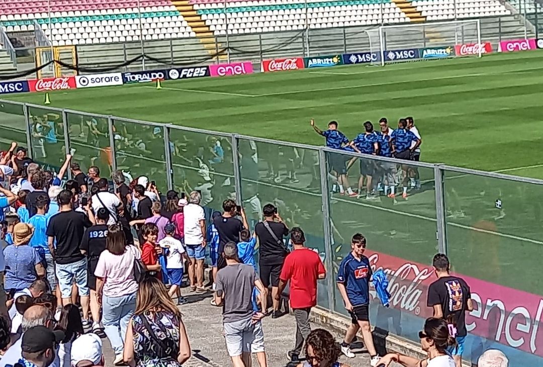 GALLERY Cori dei tifosi per Di Lorenzo: la risposta del capitano azzurro - immagine 2