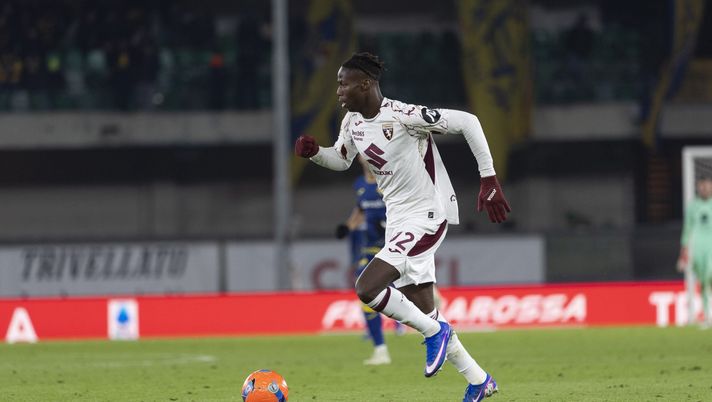 VERONA, ITALY - JANUARY 4: Alieu Njie of Torino FC in action during the Serie A match between Hellas Verona FC and Torino FC at Stadio Marcantonio Bentegodi on January 4, 2026 in Verona, Italy. (Photo by Stefano Guidi - Torino FC/Torino FC 1906 via Getty Images) Torino-Udinese, le formazioni ufficiali: Njie a sorpresa dal primo minuto - immagine 1