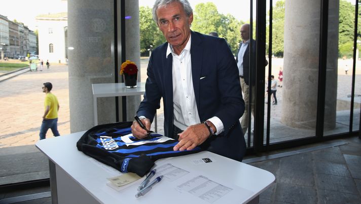 Beppe Baresi firma la sua maglia