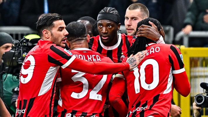 MILAN, ITALY - FEBRUARY 2: Theo Hernandez (left), Kyle Walker, Tammy Abraham, Strahinja Pavlovic and Rafael Leao of Milan celebrate after Tijjani Reijnders of Milan's goal during the Serie A match between AC Milan and FC Internazionale at Stadio Giuseppe Meazza on February 2, 2025 in Milan, Italy. (Photo by AC Milan/AC Milan via Getty Images) Quando inizia la nuova stagione della Serie A, le date del campionato 2025/26 - immagine 1