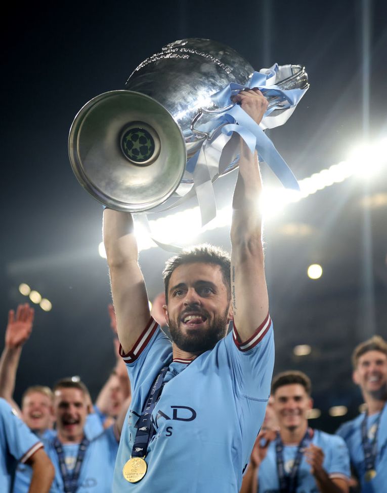 Bernardo Silva del Manchester City celebra con il trofeo della UEFA Champions League. (Foto di Catherine Ivill/Getty Images) Guardiola cambia le regole del Manchester City e sceglie il nuovo capitano- immagine 2