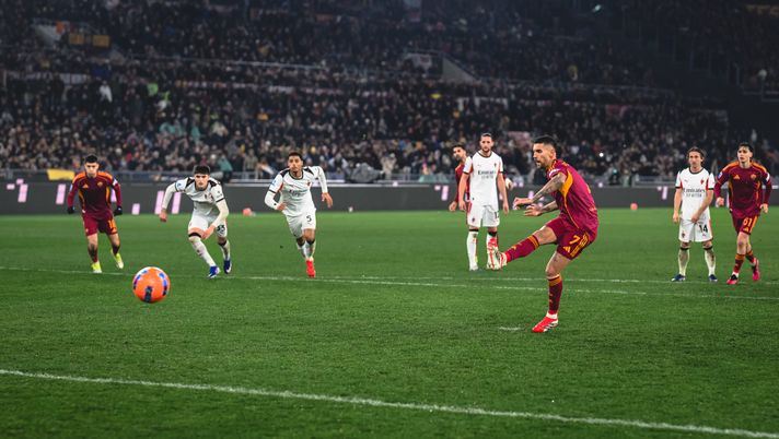 ROME, ITALY - JANUARY 25: Lorenzo Pellegrini of AS Roma scores the first goal for his team during the Serie A match between AS Roma and AC Milan at Stadio Olimpico on January 25, 2026 in Rome, Italy. (Photo by Fabio Rossi/AS Roma via Getty Images) Milan, difesa troppo aggressiva: ben 7 rigori contro in questa stagione - immagine 1