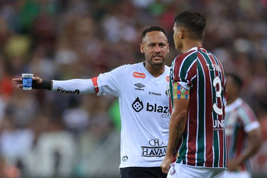Neymar parla con Thiago Silva durante la partita tra Fluminense e Santos come parte del Brasileirao 2025 allo Stadio Maracana il 13 aprile 2025 a Rio de Janeiro, Brasile. (Foto di Buda Mendes/Getty Images) Santos Neymar