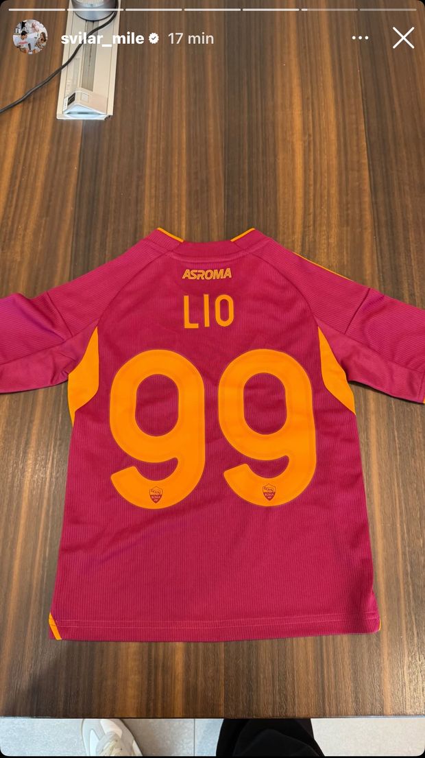 Svilar, per il rinnovo a Trigoria c’è anche il piccolo Lio-Mile e la famiglia – FOTO- immagine 3