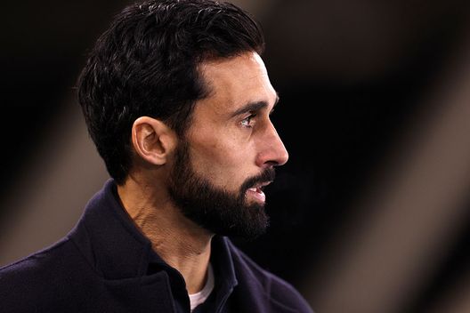 MANCHESTER, INGHILTERRA - 16 DICEMBRE: Alvaro Arbeloa, allenatore del Real Madrid Castilla, osserva la partita di Premier League International Cup tra Manchester City e Real Madrid Castilla allo Joie Stadium il 16 dicembre 2025 a Manchester, Inghilterra. (Foto di Ben Roberts Photo/Getty Images) Allenatori spagnoli al Real Madrid, la maledizione continua: cosa non è andato con Xabi Alonso- immagine 2