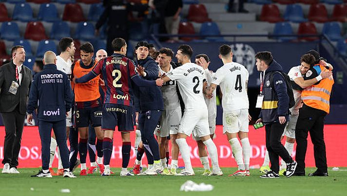 VALENCIA, SPAIN - FEBRUARY 15: Matias Moreno of Levante UD clashes with players of Valencia CF after the LaLiga EA Sports match between Levante UD and Valencia CF at Ciutat de Valencia on February 15, 2026 in Valencia, Spain. (Photo by Clive Brunskill/Getty Images) Derby Levante-Valencia: rissa nel finale e Comert colpito da una bottiglia- immagine 2