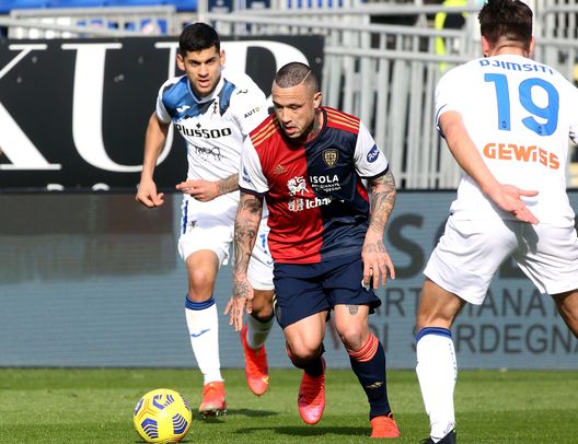 CAGLIARI, ITALY - FEBRUARY 14: Radja Nainggolan of Cagliari in action during the Serie A match between Cagliari Calcio and Atalanta BC at Sardegna Arena on February 14, 2021 in Cagliari, Italy. (Photo by Enrico Locci/Getty Images) La Fiorita, è un mercato pazzo: dopo Denis, ad un passo il colpo Nainggolan- immagine 4