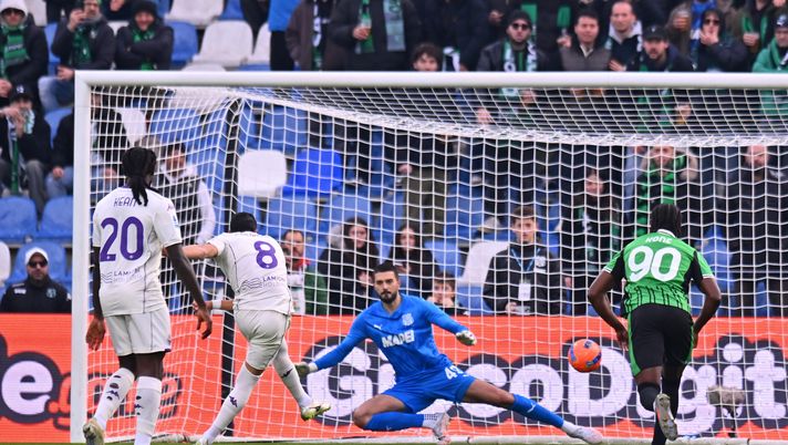 SASSUOLO, ITALY - DECEMBER 06: Rolando Mandragora of ACF Fiorentina scores his team's first goal from the penalty spot during the Serie A match between US Sassuolo Calcio and ACF Fiorentina at Mapei Stadium Citta del Tricolore on December 06, 2025 in Sassuolo, Italy. (Photo by Alessandro Sabattini/Getty Images) Rigore viola, batte Mandragora. Ma Kean non la prende bene: cosa è successo - immagine 1