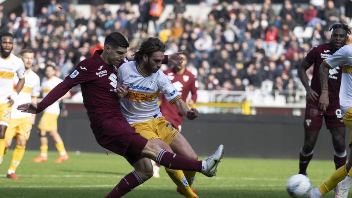 TURIN, ITALY - FEBRUARY 1: Matteo Prati of Torino FC in action during the Serie A match between Torino FC and US Lecce at Stadio Olimpico Grande Torino on February 1, 2026 in Turin, Italy. (Photo by Stefano Guidi - Torino FC/Torino FC 1906 via Getty Images) Prati è un buon acquisto? I tifosi del Toro non hanno dubbi: ecco il sondaggio - immagine 1
