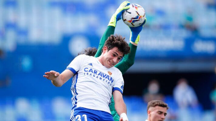 ZARAGOZA, SPAIN - MAY 08: Ivan Azon of Real Zaragoza challenges for the ball against Diego Lopez of RCD Espanyol during the Liga Smartbank match between Real Zaragoza and RCD Espanyol at La Romareda on May 08, 2021 in Zaragoza, Spain. Sporting stadiums around Spain remain under strict restrictions due to the Coronavirus Pandemic as Government social distancing laws prohibit fans inside venues resulting in games being played behind closed doors. (Photo by Eric Alonso/Getty Images) INFO SOS – Como, in arrivo anche il terzo acquisto: in chiusura Ivan Azon - immagine 1