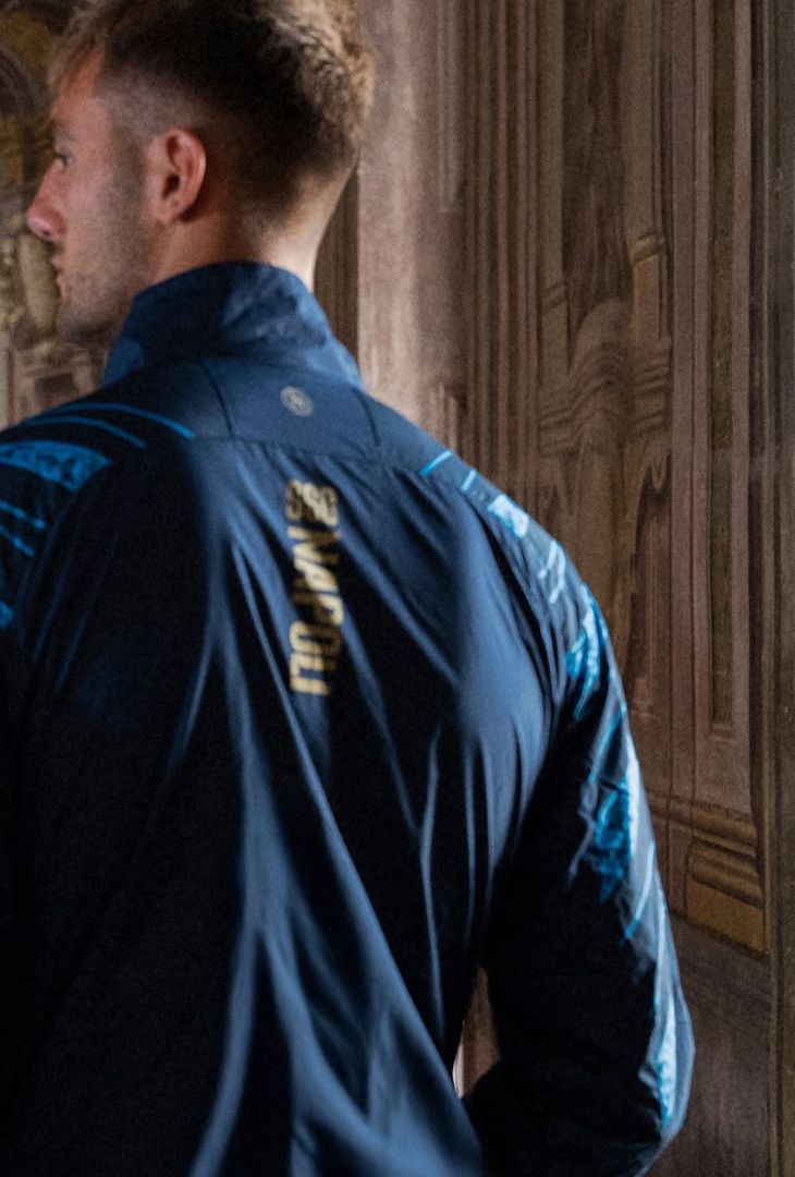 Il Napoli presenta la nuova giacca pre-gara: omaggio alla città – GALLERY - immagine 2