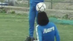 “Guarda mamma, senza piedi!”: quando Maradona palleggiò solo con la testa da seduto