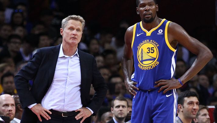SHENZHEN, CHINA - OCTOBER 05: Head coach Steve Kerr of the Golden State Warriors speaks to Kevin Durant #35 during the game between the Minnesota Timberwolves and the Golden State Warriors as part of 2017 NBA Global Games China at Universidade Center on October 5, 2017 in Shenzhen, China. (Photo by Zhong Zhi/Getty Images) Bulls-Warriors, dove vedere la partita in diretta tv e in streaming LIVE - immagine 1