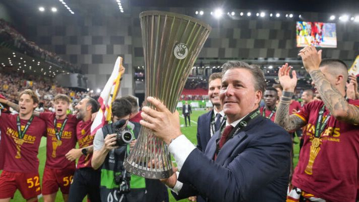 TIRANA, ALBANIA - MAY 25: AS Roma President Dan Friedkin poses with trophy after the UEFA Conference League final match between AS Roma and Feyenoord at Arena Kombetare on May 25, 2022 in Tirana, Albania. (Photo by Fabio Rossi/AS Roma via Getty Images) UFFICIALE – Roma, Ghisolfi è il nuovo responsabile dell’Area Tecnica: il comunicato - immagine 1