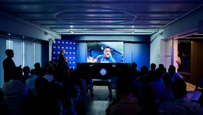 COMO, ITALY - JULY 12: General view during the press conference to present the FC Internazionale Milano season 2023-24 at Inter HQ on July 12, 2023 in Milan, Italy. (Photo by Mattia Ozbot - Inter/Inter via Getty Images) Inter, Biasin: “Sanchez, la verità. E questo nome resta il preferito in attacco” - immagine 1
