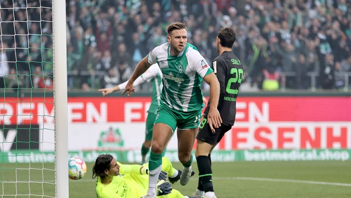 BREMEN, GERMANY - OCTOBER 01: Niclas Fullkrug of Werder Bremen celebrates after scoring their team's first goal during the Bundesliga match between SV Werder Bremen and Borussia Mönchengladbach at Wohninvest Weserstadion on October 01, 2022 in Bremen, Germany. (Photo by Christof Koepsel/Getty Images) Dalla Germania: offerta viola, ma c’è una rivale nella corsa a Fullkrug - immagine 1