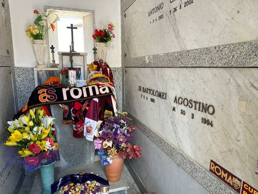 Roma, tanti ex calciatori e la Salernitana in visita alla cappella di Di Bartolomei- immagine 3