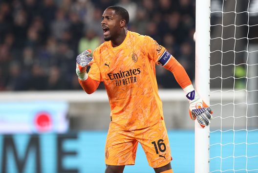 BERGAMO, ITALY - OCTOBER 28: Mike Maignan of AC Milan reacts during the Serie A match between Atalanta BC and AC Milan at New Balance Arena on October 28, 2025 in Bergamo, Italy. (Photo by Marco Luzzani/Getty Images)  Atalanta-Milan 1-1, le pagelle: Tomori-horror, Maignan unica sufficienza- immagine 2