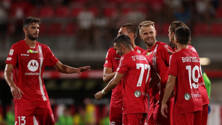 MONZA, ITALY - AUGUST 07: Christian Gytkjaer of AC Monza celebrates with team mates after scoring to give the side a 3-2 lead during the Coppa Italia Round of 32 match between AC Monza and Frosinone Calcio at Stadio Brianteo on August 07, 2022 in Monza, Italy. (Photo by Jonathan Moscrop/Getty Images) Torino, ecco il Monza: un esordio inedito in Serie A - immagine 1