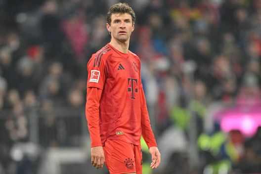 Thomas Müller dell'FC Bayern München guarda durante la partita della Bundesliga tra l'FC Bayern München e il TSG 1899 Hoffenheim all'Allianz Arena il 15 gennaio 2025 a Monaco di Baviera, in Germania. (Foto di Sebastian Widmann/Getty Images) Muller Bayern Monaco