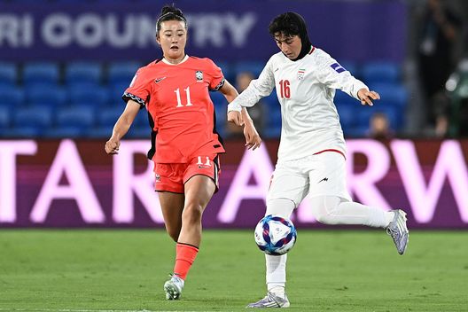 Gold Coast, Australia - 2 marzo 2026: Choe Yuri della Corea del Sud e Fatemeh Shaban dell'Iran competono per il pallone durante la partita della Coppa d'Asia Femminile Australia 2026 tra Corea del Sud ed Iran al Gold Coast Stadium. (Foto di Albert Perez/Getty Images) Coppa d’Asia, la Nazionale dell’Iran Femminile non canta l’inno all’esordio in campo- immagine 2