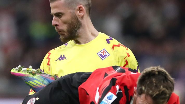 MILAN, ITALY - APRIL 05: Santiago Gimenez of AC Milan falls to the floor after being challenged by David De Gea of Fiorentina during the Serie A match between AC Milan and Fiorentina at Stadio Giuseppe Meazza on April 05, 2025 in Milan, Italy. (Photo by Marco Luzzani/Getty Images) Anche Romano conferma: “Fiorentina pronta a far scattare la clausola di De Gea” - immagine 1