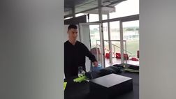 VIDEO / Ronaldo, che spavento! Lo scherzo inaspettato lo fa sobbalzare